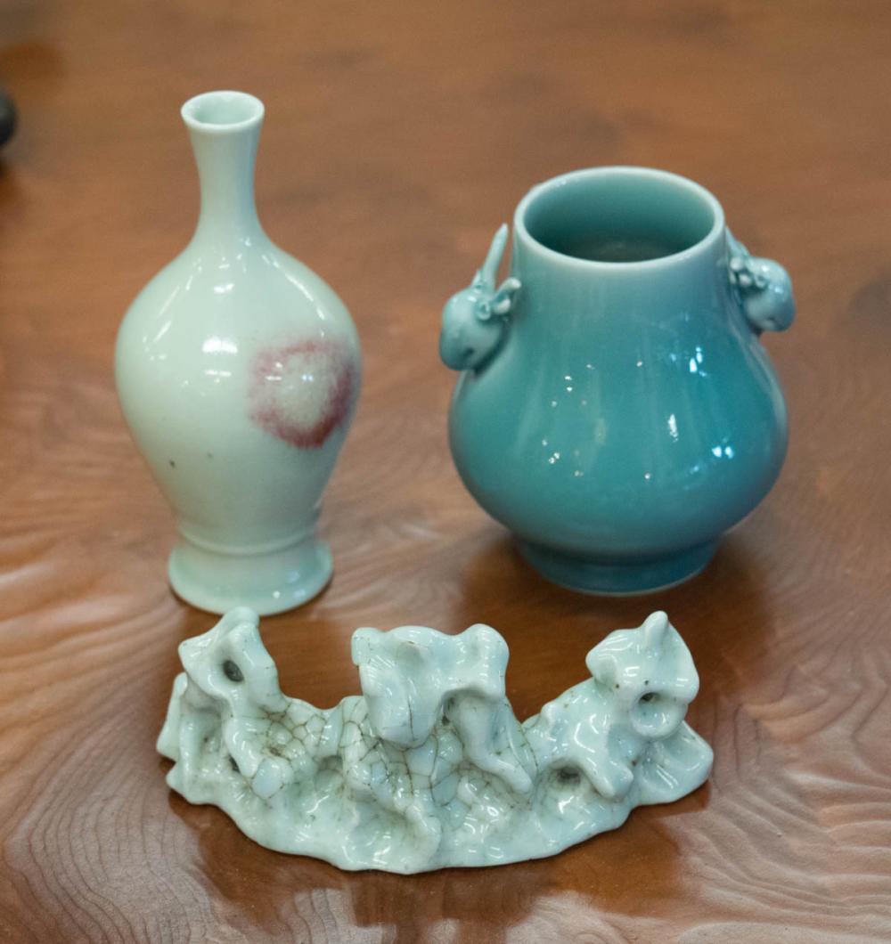 THREE CHINESE PORCELAINS COMPRISED 33fab5
