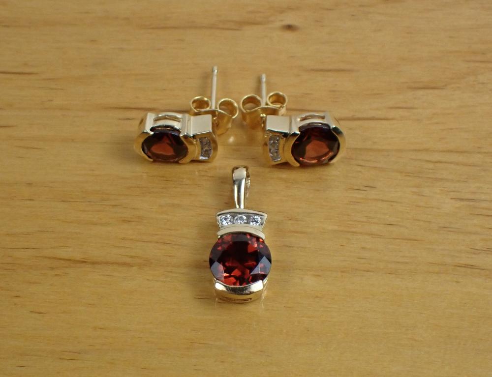 ALMANDINE GARNET AND DIAMOND PENDANT 33faed