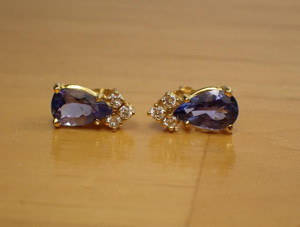 PAIR OF TANZANITE AND DIAMOND STUD 33fb17