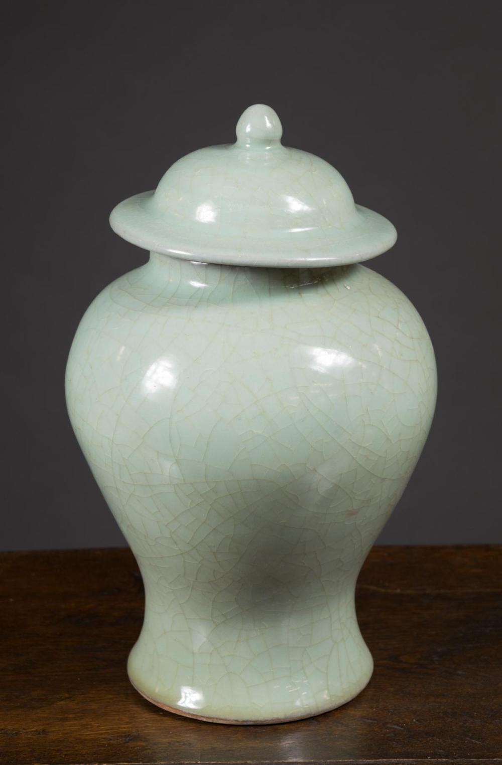 CHINESE CELADON PORCELAIN LIDDED 33fb4e