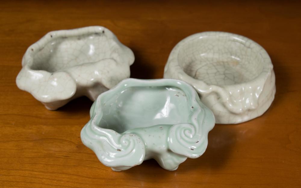 THREE CHINESE PORCELAIN WASHERSTHREE