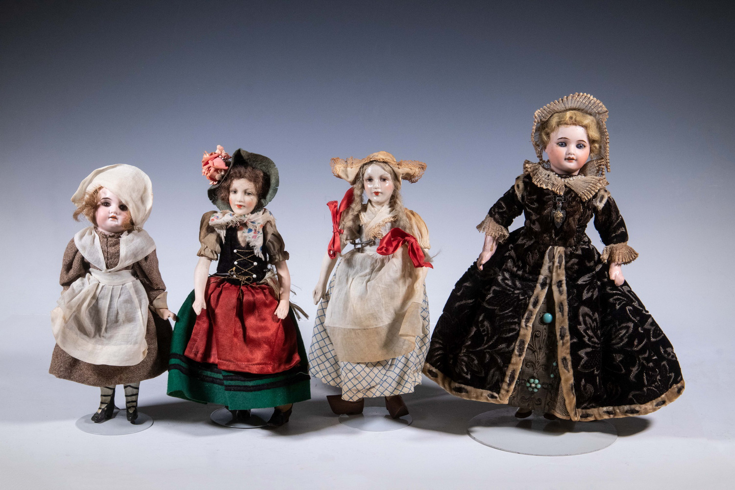 (4) NATIONALITY DOLLS Including: 11
