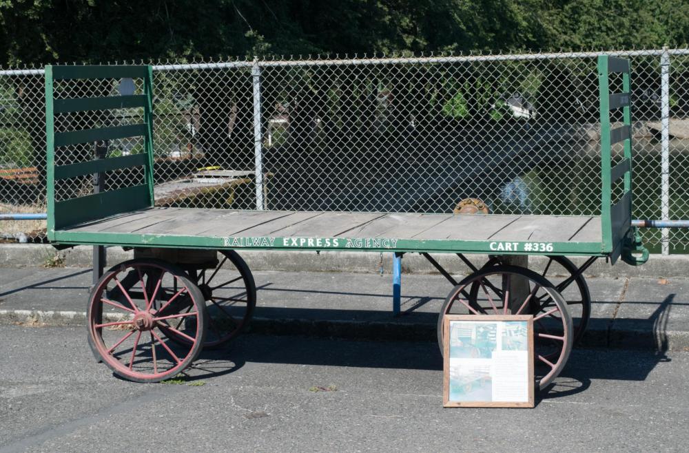 TRAIN STATION LUGGAGE WAGONTRAIN