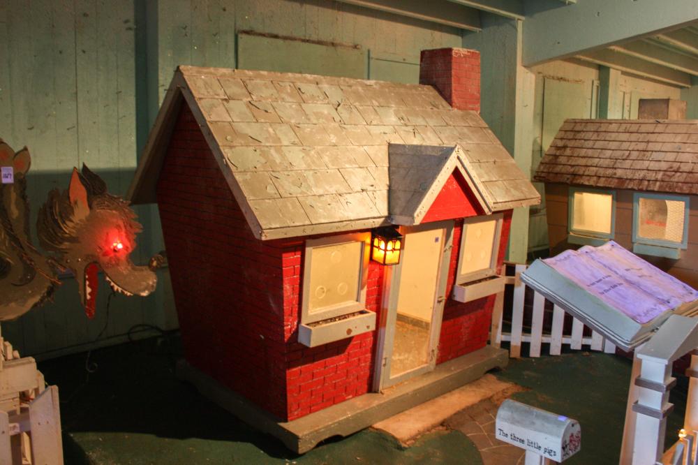 THREE LITTLE PIGS HOUSE AND MECHANICAL