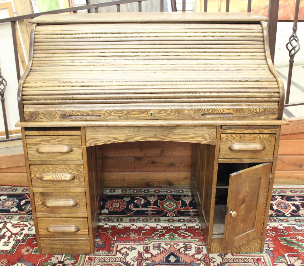 AN ANTIQUE ROLL-TOP DESKAN ANTIQUE ROLL-TOP