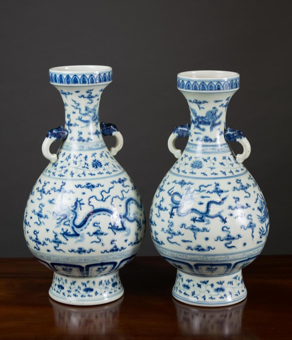 PAIR CHINESE BLUE AND WHITE PORCELAIN 340056