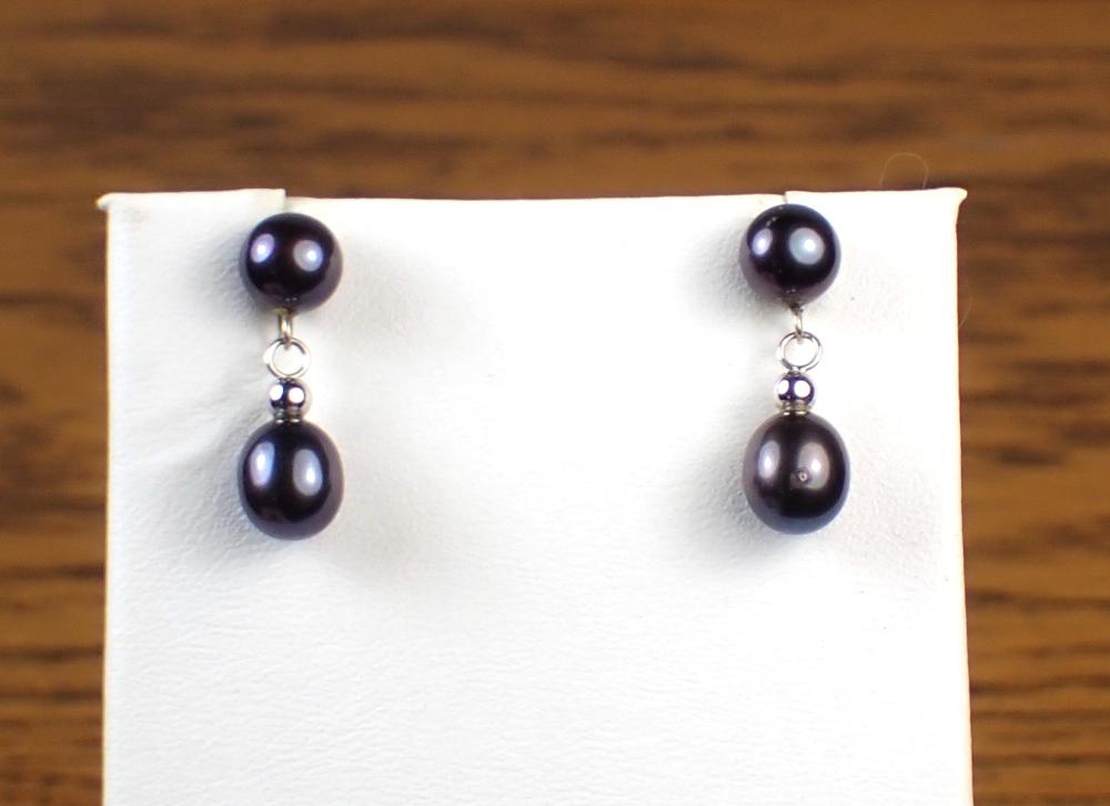 PAIR OF BLACK PEARL AND GOLD EARRINGSPAIR