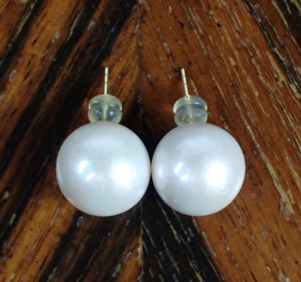 PAIR OF WHITE SOUTH SEA PEARL EAR 3402f4