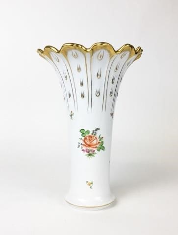 LARGE HEREND VASE WITH SCALLOPED