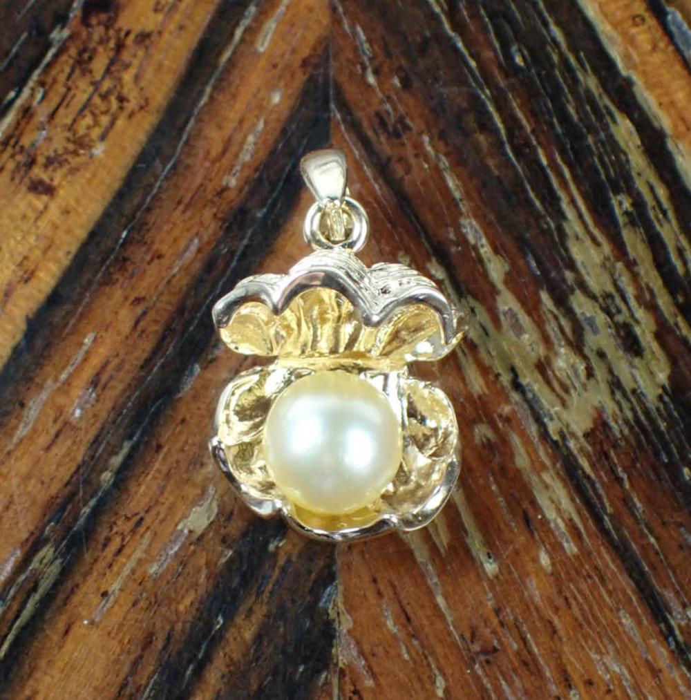 PEARL AND FOURTEEN KARAT GOLD OYSTER