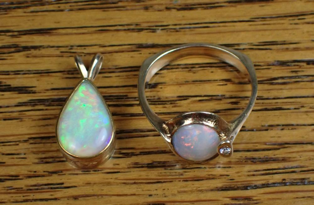 TWO ARTICLES OF OPAL AND GOLD JEWELRYTWO 3404ed