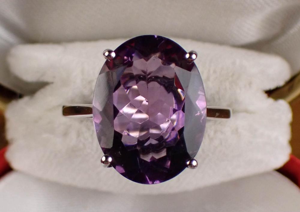 AMETHYST AND WHITE GOLD SOLITAIRE