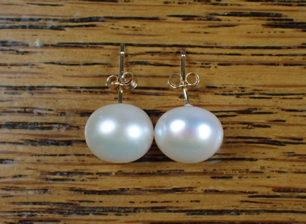 PAIR OF PEARL AND GOLD EAR STUDSPAIR