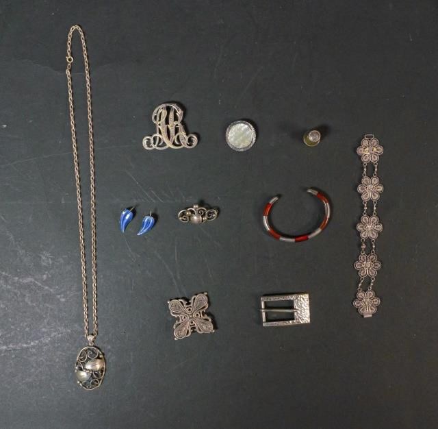 GROUPING OF SILVER JEWELRYLot includes 3405dd