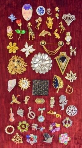 GROUPING OF COSTUME JEWELRY BROOCHES/PINSIncludes