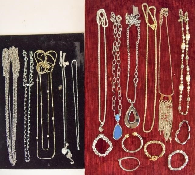 LOT OF SILVER AND GOLD TONE JEWELRYLot 340634