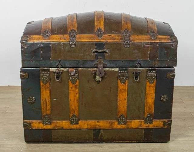DOME TOP STEAMER TRUNK WITH METAL