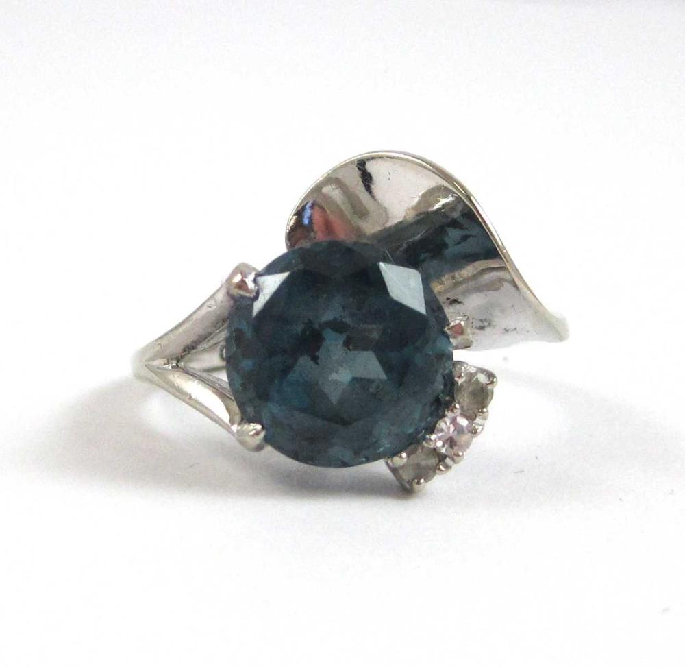 BLUE SPINEL AND WHITE GOLD RING  33e159