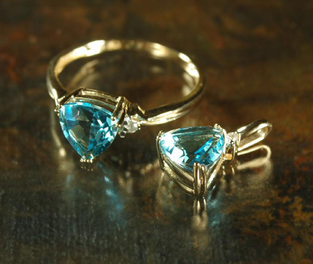 TWO ARTICLES OF BLUE TOPAZ AND 33e18d