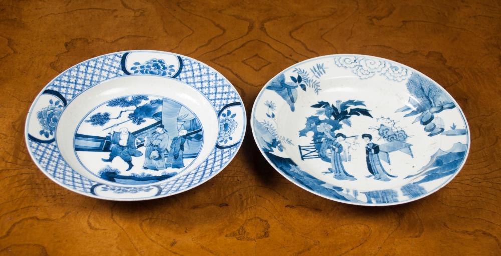 TWO CHINESE BLUE AND WHITE PORCELAIN 33e259