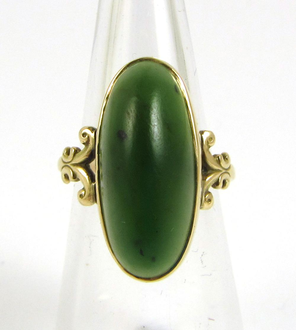 GREEN HARDSTONE AND YELLOW GOLD 33e3c7