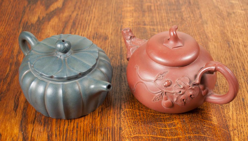 TWO CHINESE ZISHA TEAPOTS EACH 33e3d8