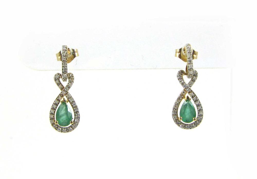 PAIR OF EMEARLD AND DIAMOND DANGLE 33e3d5