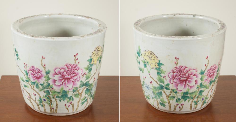 PAIR OF CHINESE FAMILLE ROSE PORCELAIN