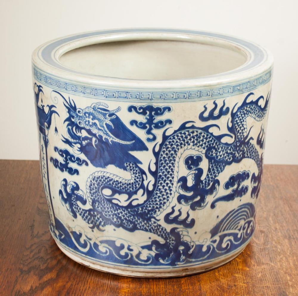 LARGE CHINESE BLUE AND WHITE PORCELAIN 33e4cf