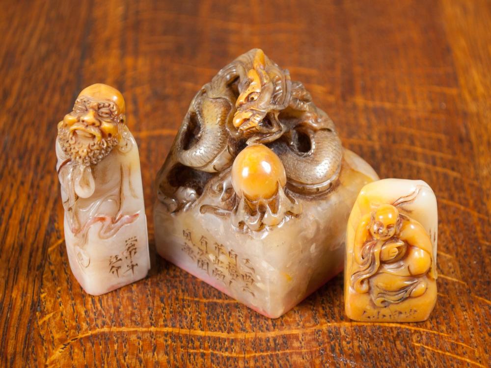 THREE CHINESE CARVED FIGURAL SOAPSTONE 33e509