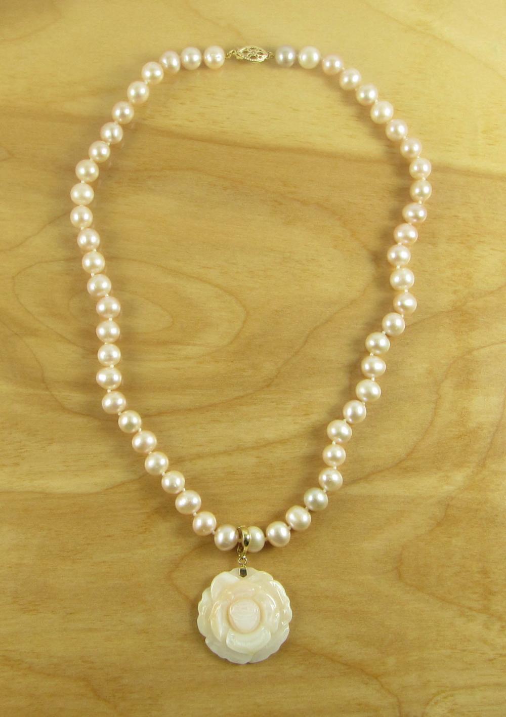 PINK PEARL AND FOURTEEN KARAT GOLD NECKLACE.