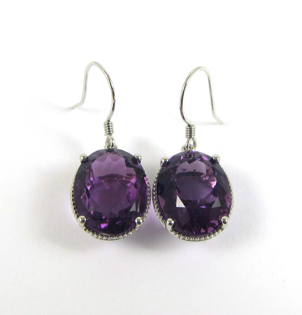 A PAIR OF AMETHYST SOLITAIRE PENDANT 33e562