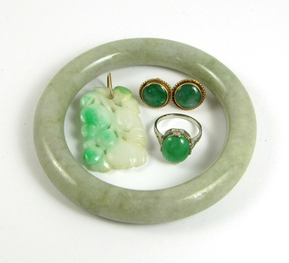 FIVE PIECE GREEN JADE JEWELRY GROUPFIVE PIECE 33e5ad