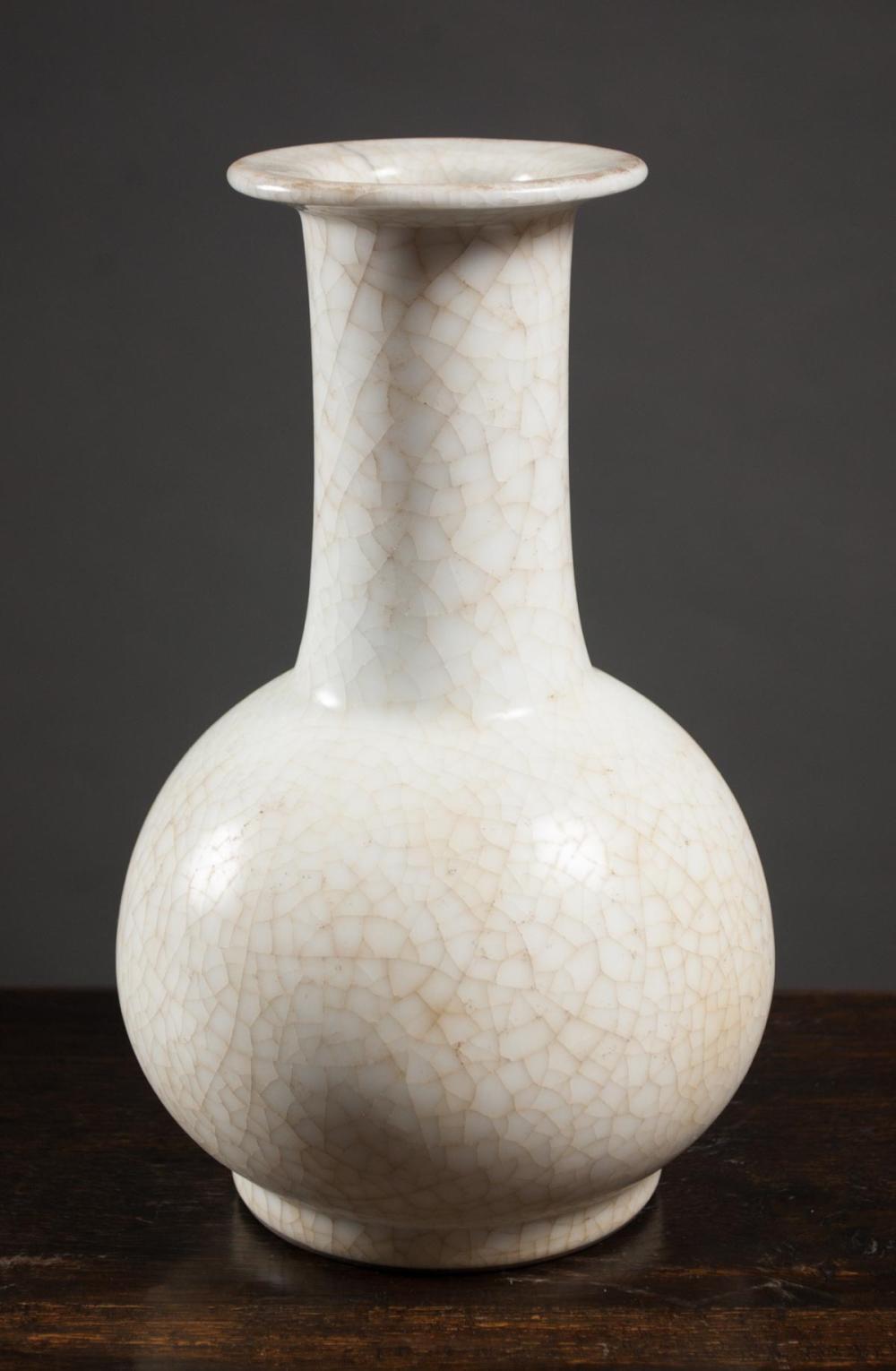 CHINESE GE WARE VASE, OF BULBOUS