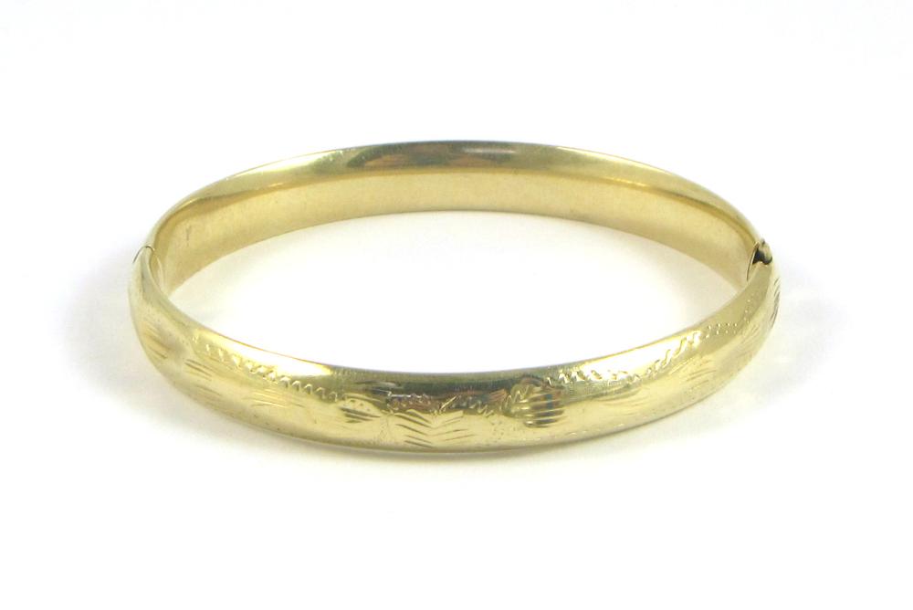 FOURTEEN KARAT GOLD BANGLE ENGRAVED 33e716