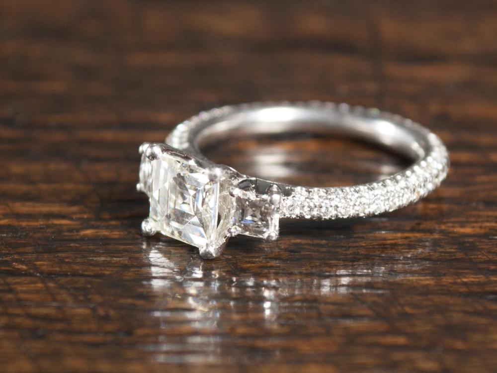 ESTATE DIAMOND AND PLATINUM RING 33e757