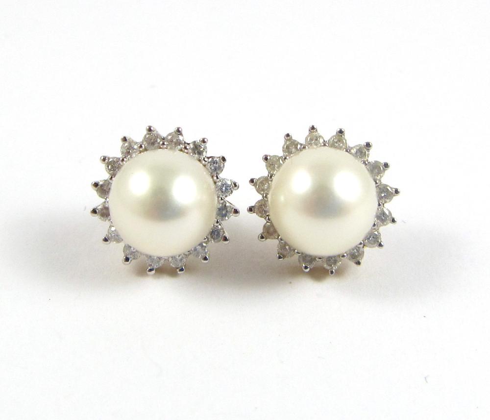 PAIR OF PEARL AND DIAMOND STUD 33e778