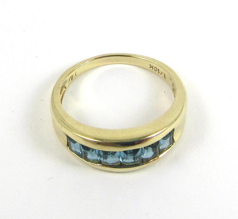 BLUE TOPAZ AND YELLOW GOLD RING.