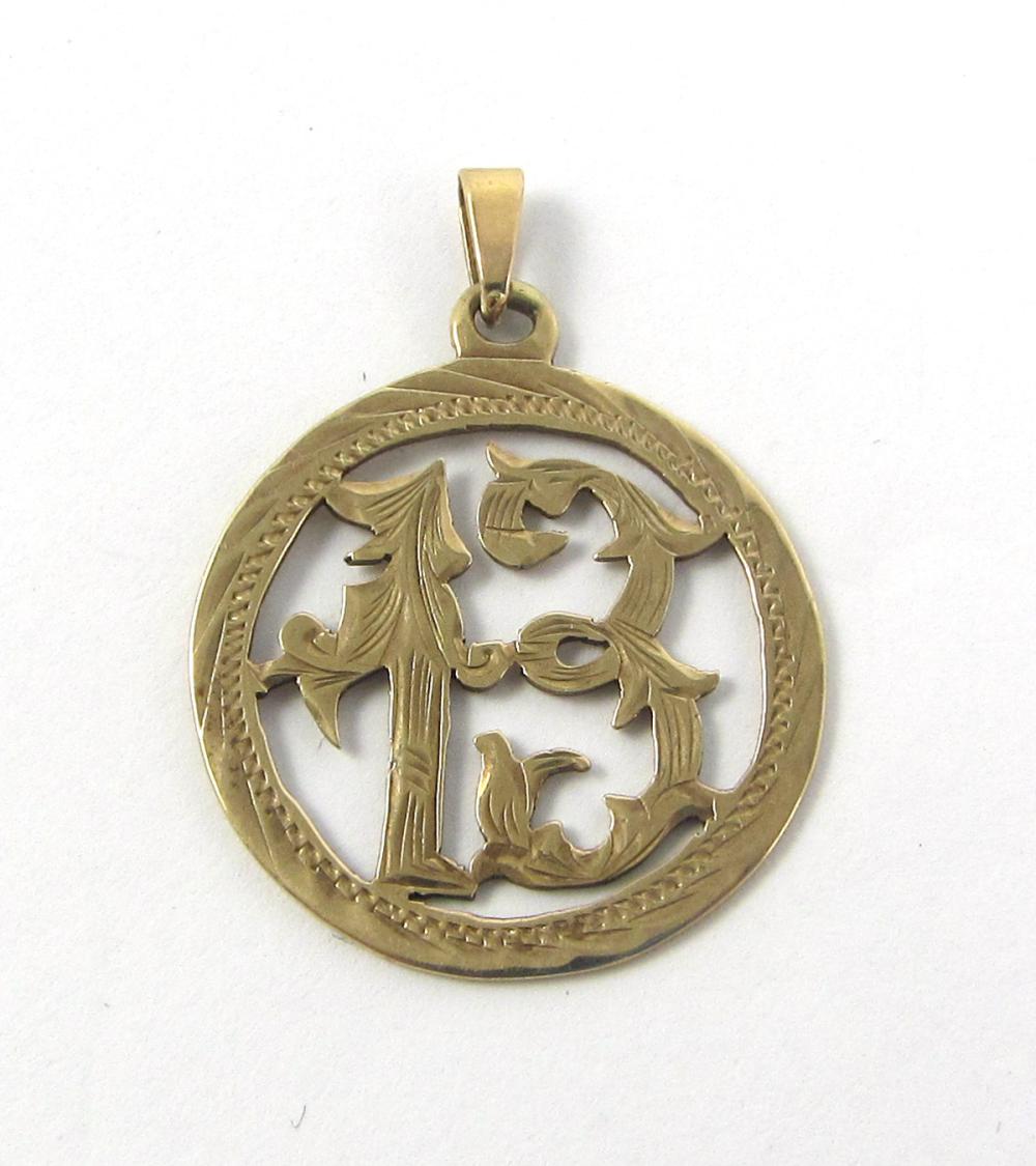 FOURTEEN KARAT YELLOW GOLD PENDANT.