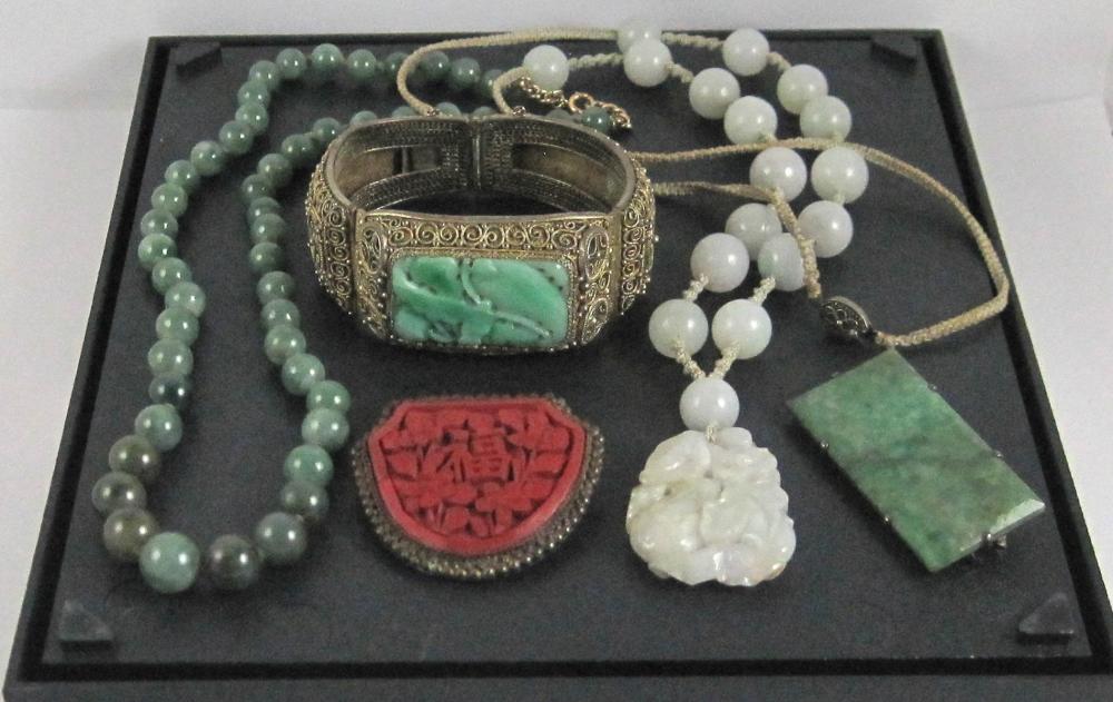 FIVE ARTICLES OF CHINESE HARDSTONE JEWELRY,