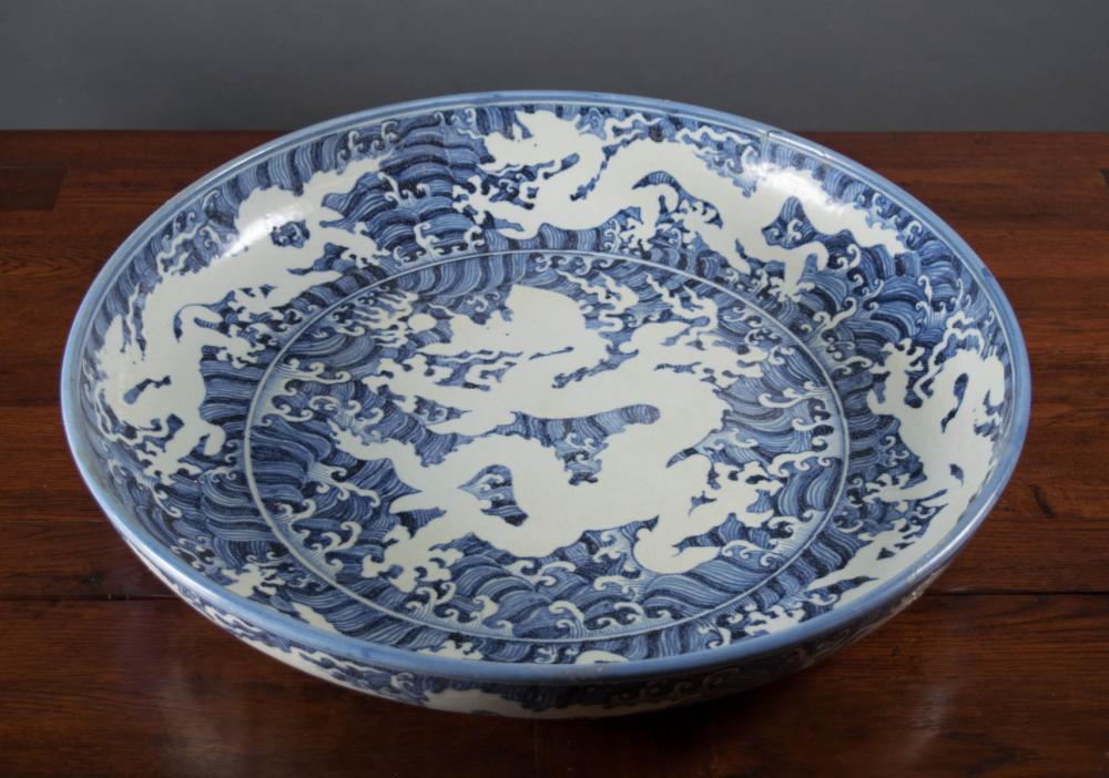 LARGE CHINESE BLUE AND WHITE CHARGER,