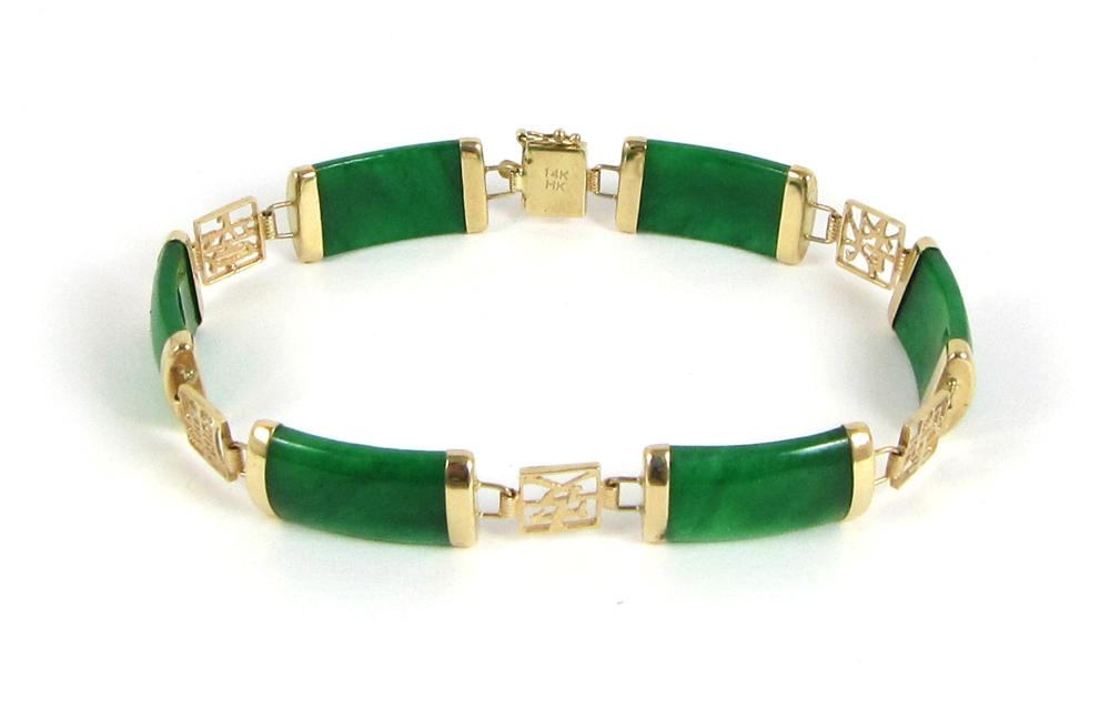 GREEN JADE AND FOURTEEN KARAT GOLD 33e861