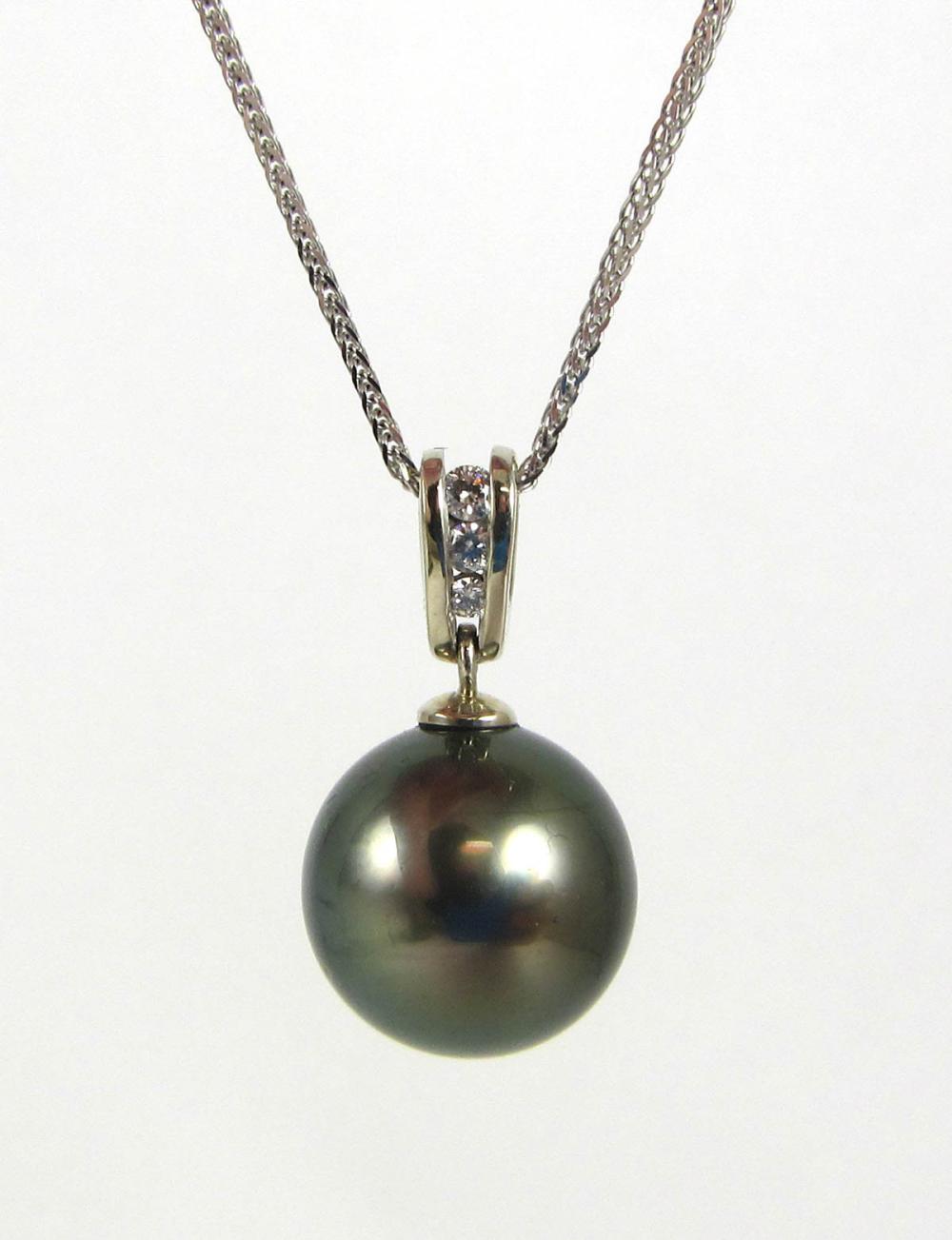 BLACK TAHITIAN PEARL AND DIAMOND 33e8b9