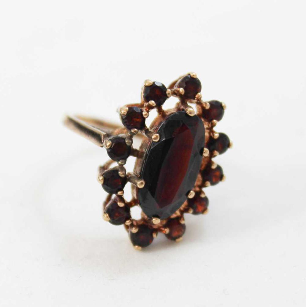 GARNET AND NINE KARAT GOLD RING  33e8ea