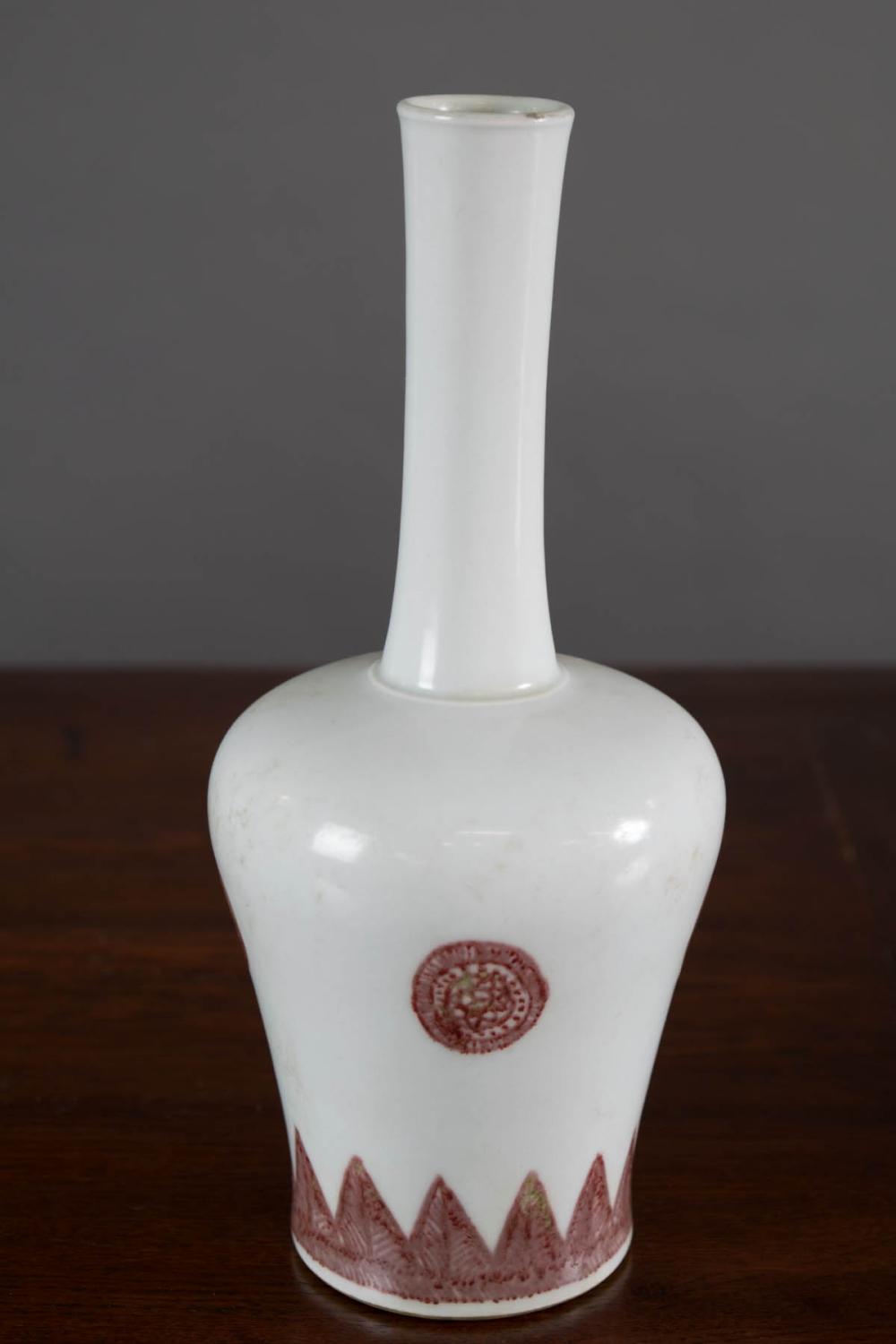 CHINESE PORCELAIN VASE, OF MALLET