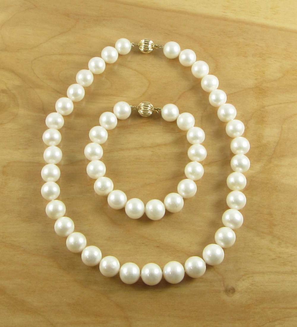 PEARL AND FOURTEEN KARAT GOLD NECKLACE 33e935