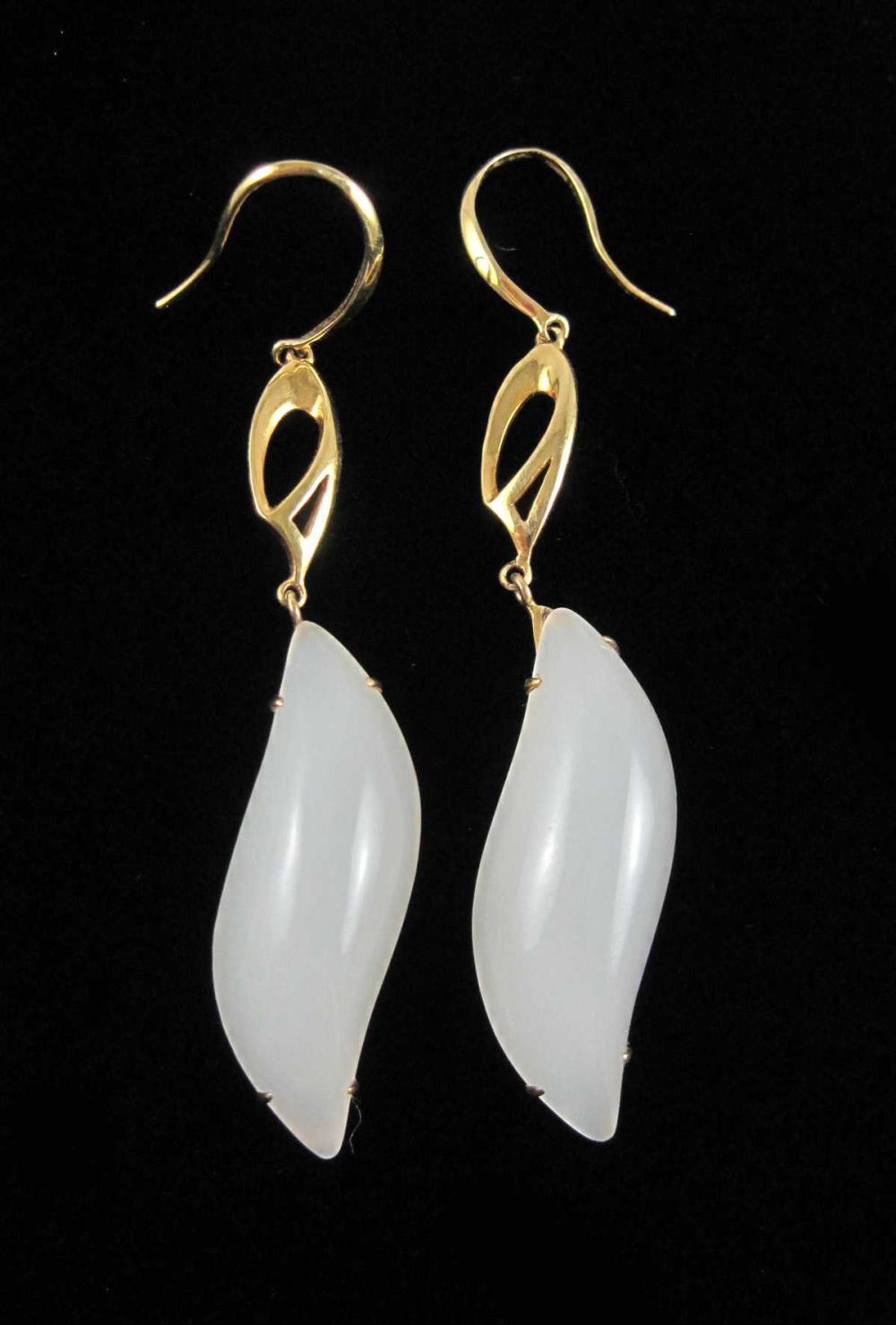 PAIR OF ICY JADE AND EIGHTEEN KARAT 33e978