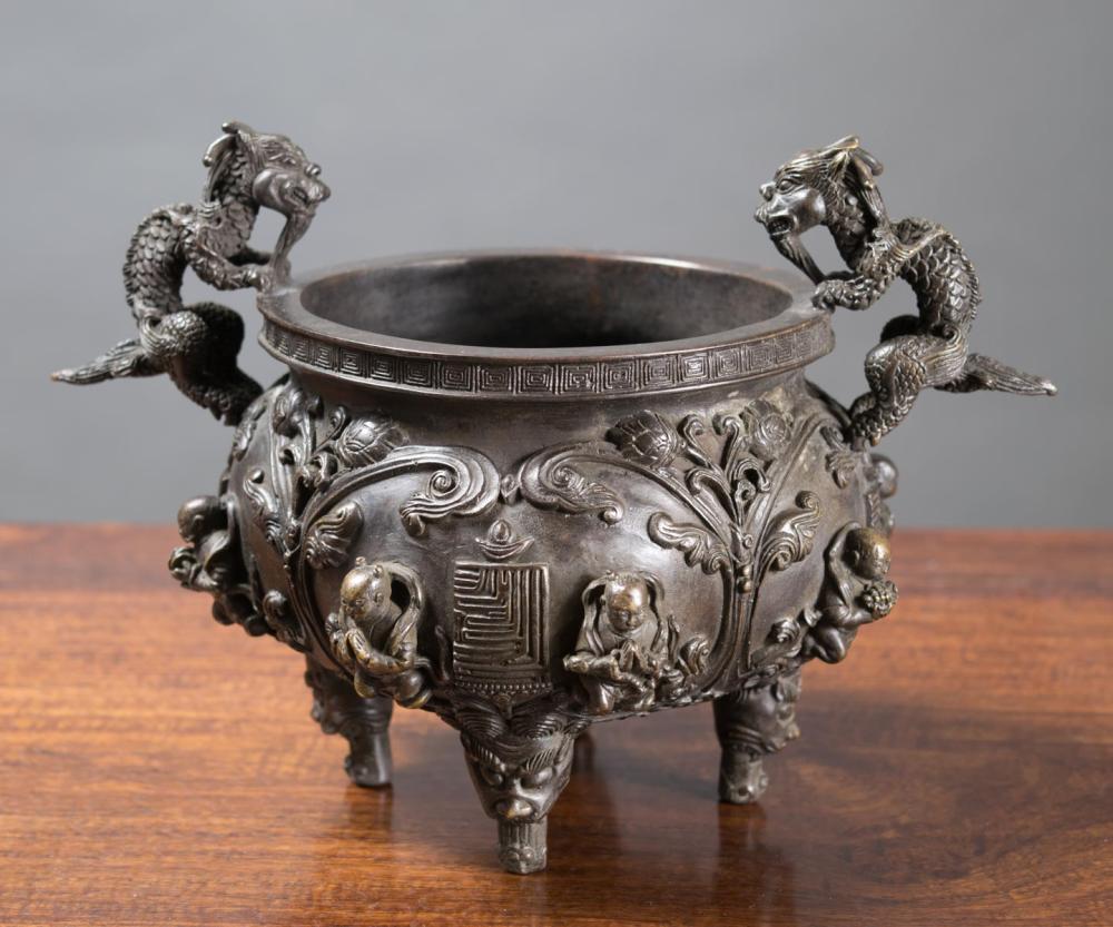 CHINESE BRONZE FOOTED CENSER ATTRIBUTED 33e993