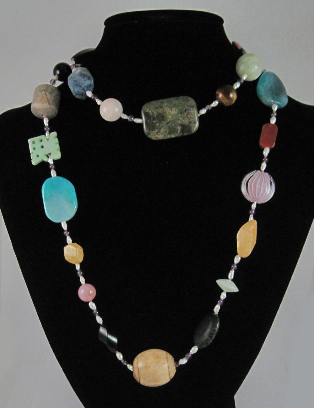 MULTI COLOR GEMSTONE BEAD NECKLACE.