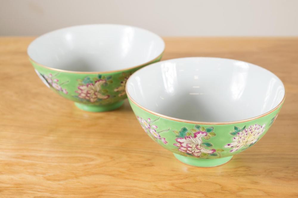 PAIR OF CHINESE FAMILLE ROSE PORCELAIN 33eac7